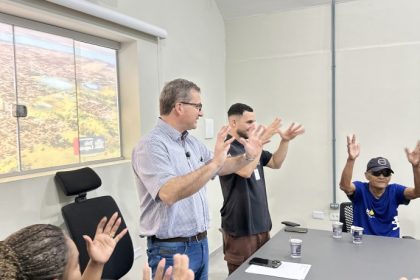Prefeito Dr. Cassiano Maia comemora o Dia Nacional dos Surdos com usuários da central de interpretação de libras (CIL)