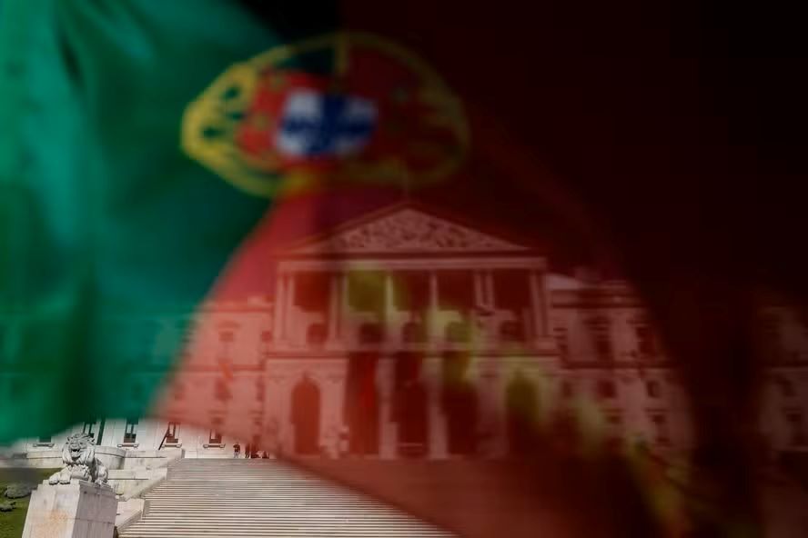 Governo de Portugal e ultradireita aprovam pacote anti-imigração