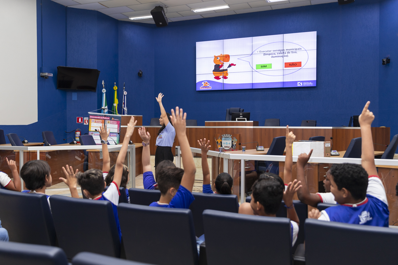 Alunos do 5º ano da EM Odeir Antônio visitam Câmara e aprendem sobre as funções dos vereadores
