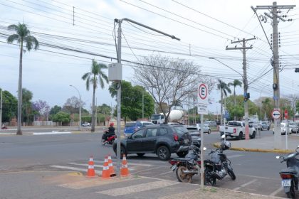 Trânsito instala semáforo em cruzamento movimentado no Centro de Três Lagoas