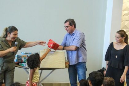 Projeto Padrinho e SMAS realizam entrega de presentes para as crianças do acolhimento 1 e 2