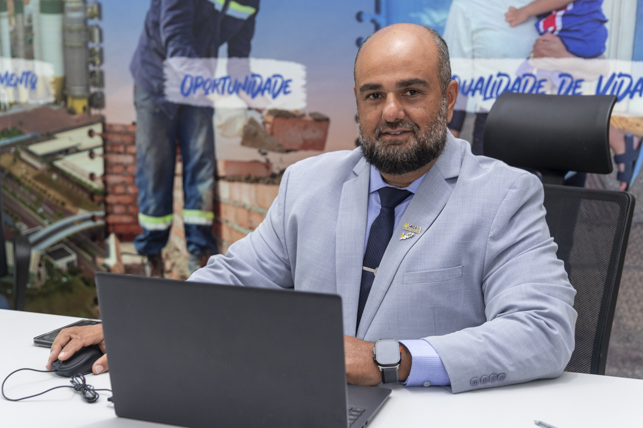 Fernando Jurado indica lixeiras de material reciclável, faixa de pedestre e semáforo