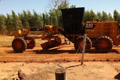 Prefeitura realiza serviços de patrolamento e roçada no Distrito de Garcias