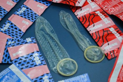 Para incentivar o uso, Três Lagoas adota novos modelos de camisinhas distribuídas pelo SUS