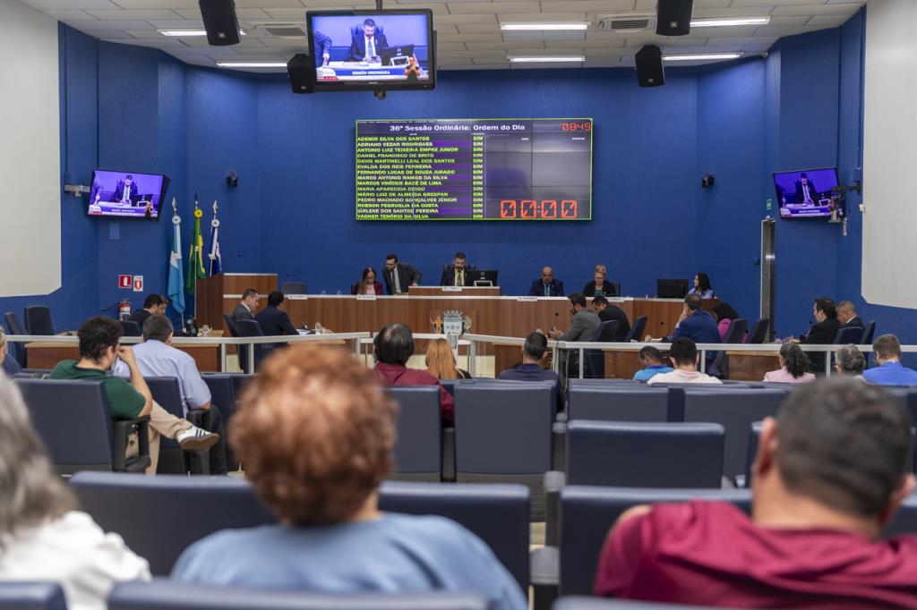 Câmara aprova quatro projetos de lei e reconhece cidadãos com diplomas de mérito e moções