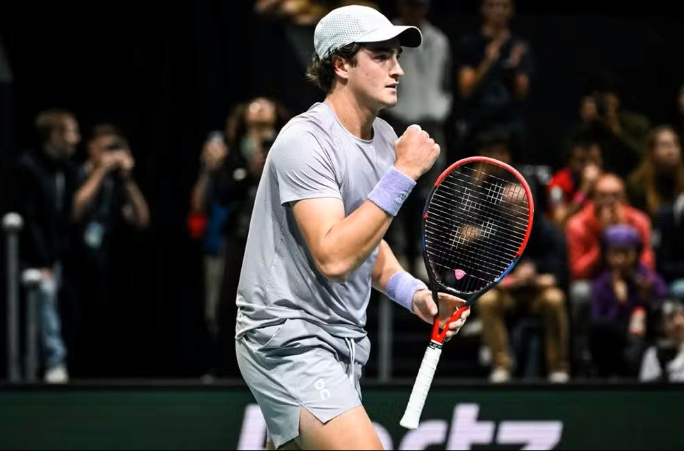 João Fonseca vence Shapovalov de virada na estreia e avança no Masters 1.000 de Paris