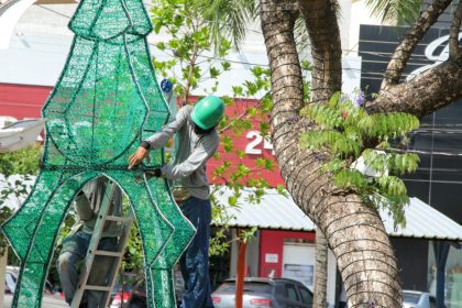 Decoração natalina começa a ser instalada em de Três Lagoas