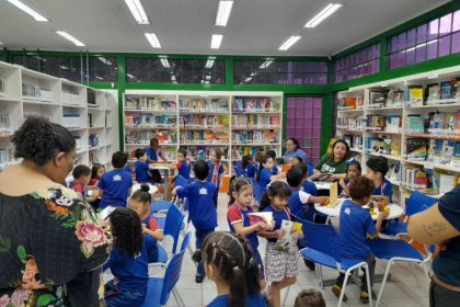 Alunos da Escola Odeir Antônio da Silva visitaram a biblioteca Indústria do Conhecimento – SESI