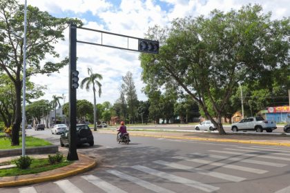 ATENÇÃO – Semáforo no cruzamento da Av. Rosário Congro e Rua Oscar Guimarães já está em funcionamento