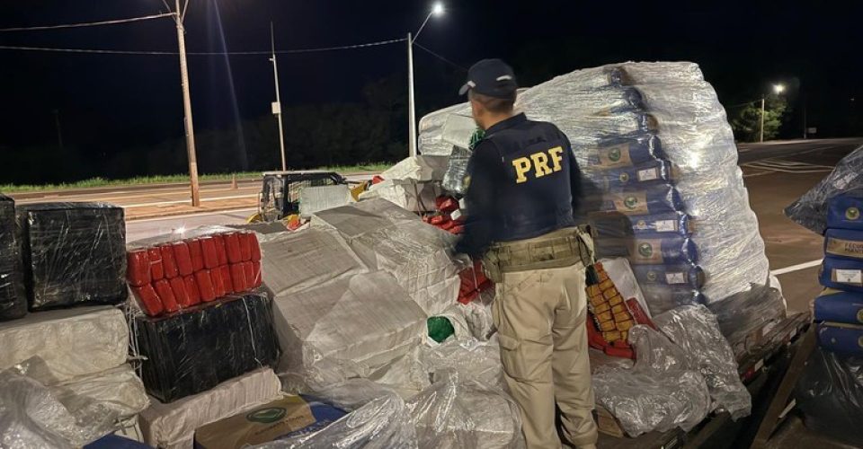 Carga com risco de queda mobiliza polícia que descobre 2,7 toneladas de maconha escondidas