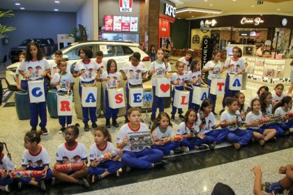 Coral Municipal e CRASE Lata transformam shopping de Três Lagoas em palco musical natalino