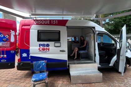 PROCON-TL realiza ação de orientação aos consumidores nas compras da Black Friday, na Praça Ramez Tebet