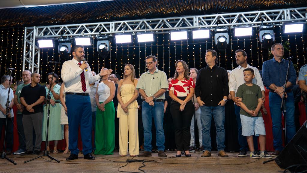 Vereadores prestigiam inauguração da decoração natalina