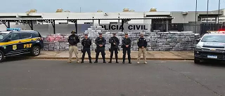 Dupla é presa com 6 toneladas de maconha que saíram de barracão na Moreninha