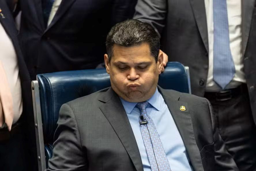 Alcolumbre cancela sabatina de Messias e critica governo por demora em enviar nome ao Senado