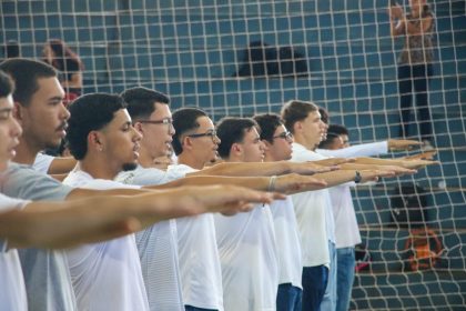 Prefeito participa da cerimônia de juramento à Bandeira Nacional e dispensa militar