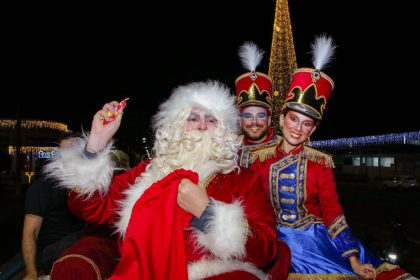 Papai Noel emociona moradores ao chegar a Três Lagoas e abrir oficialmente o “Natal Encantado 2025”