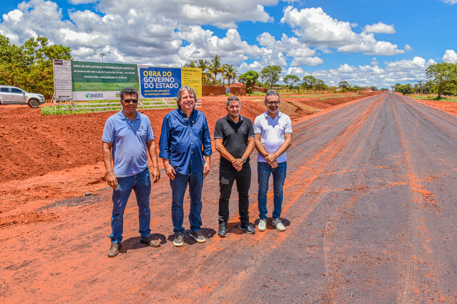 Prefeito e deputado Caravina visitam obras de pavimentação da MS-444