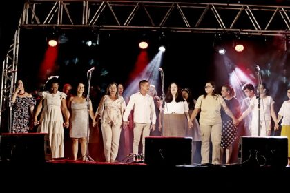 Coral Renascer encanta o público com musical “De Volta ao Tempo” durante o Natal Encantado 2025