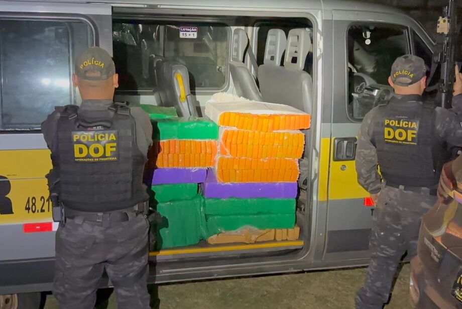 Van escolar é flagrada com quase meia tonelada de maconha 