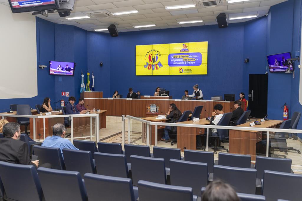 Jovens vereadores fazem aprovação simbólica de mais sete projetos de lei