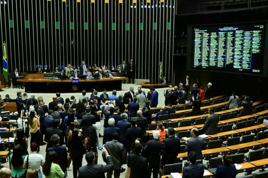Em conversa flagrada na Câmara, deputados relacionam votação da dosimetria com atraso nas emendas: 'Isso é pra trocar...Sabia que vinha esculhambação'