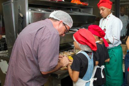Crianças das Casas de Acolhimento vivem noite especial na Pizzaria da Mama e encerram ano repleto de experiências inesquecíveis
