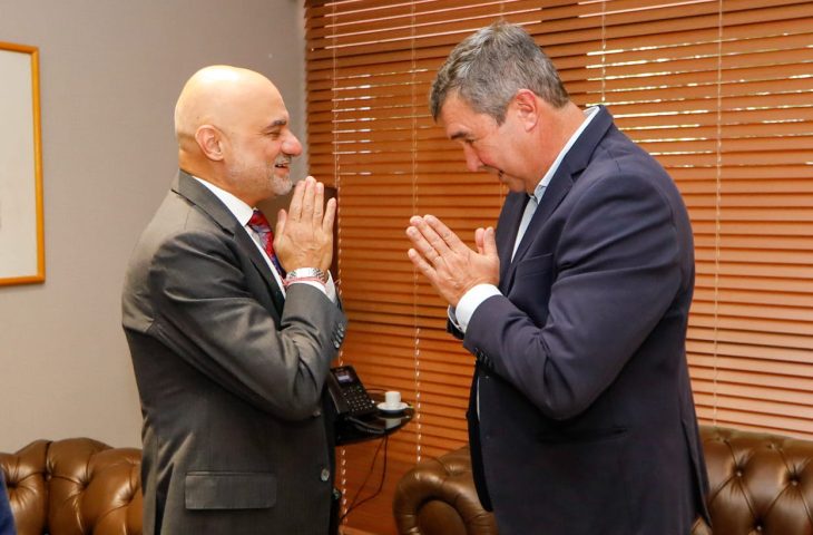 Governo de MS renova parceria com Embaixada da Índia para aulas de yoga nas escolas