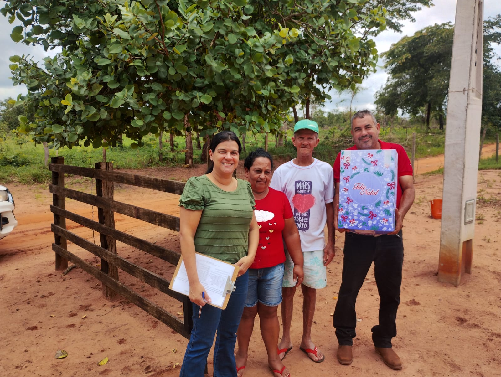 Prefeitura de Selvíria entrega cestas natalinas nos assentamentos