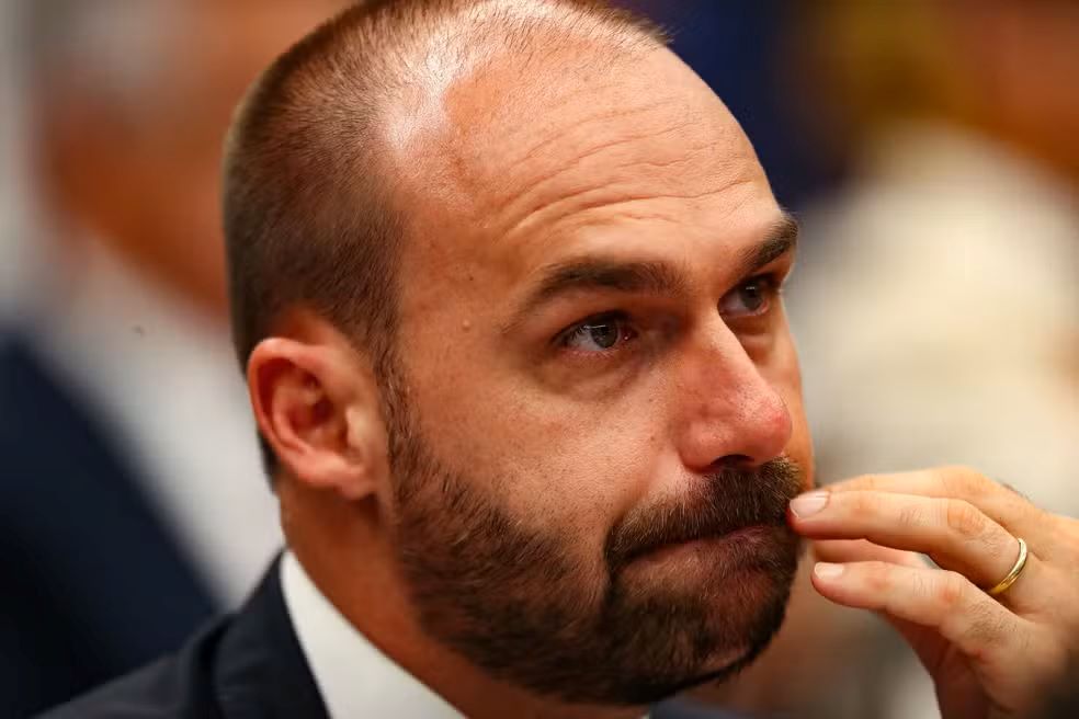 Polícia Federal determina que Eduardo Bolsonaro volte ao cargo de escrivão