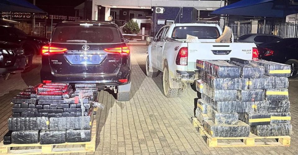 Motorista foge de abordagem e polícia apreende uma tonelada de maconha na fronteira de MS e PR