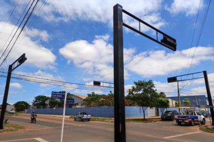 TRÂNSITO – Prefeitura instala novo semáforo em cruzamento de Três Lagoas