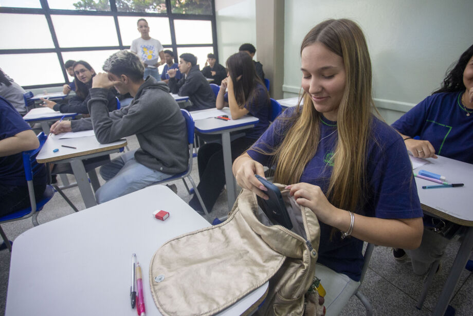 No primeiro ano sem celular, reprovações caem pela metade  
