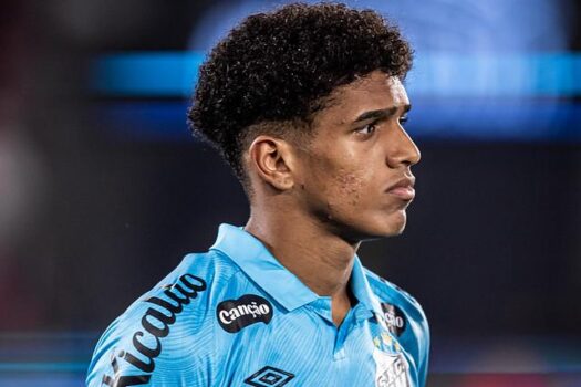 Santos vende Souza ao Tottenham por cerca de R$ 94 milhões; lateral viaja para a Inglaterra