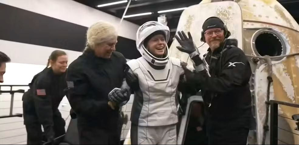 Astronautas da Nasa chegam à Terra