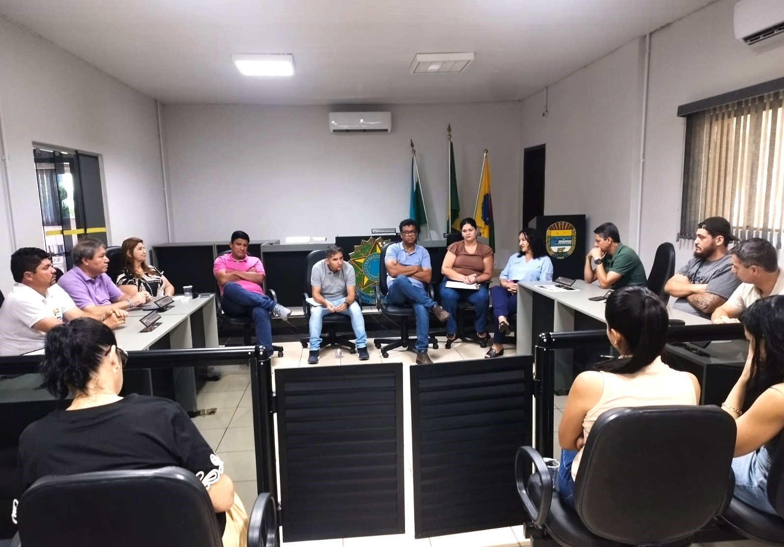 Prefeito, vereadores e sindicato discutem reajuste dos servidores municipais