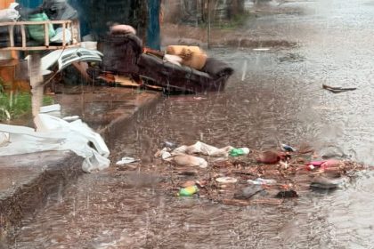 Descarte incorreto de lixo entope bueiros e agrava alagamentos em Três Lagoas