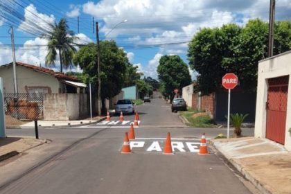 Prefeitura Municipal realiza pintura de sinalização viária no bairro Carioca