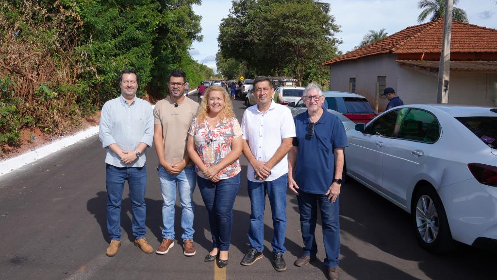 Vereadores prestigiam entrega de pavimentação da Urias Ribeiro