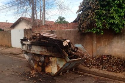 VANDALISMO – Caçamba do Mutirão da Limpeza tem seu conteúdo incendiado no bairro Vila Piloto