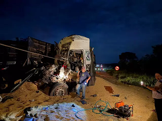Motorista morre em colisão entre 3 carretas e cenário é de destruição na MS-395