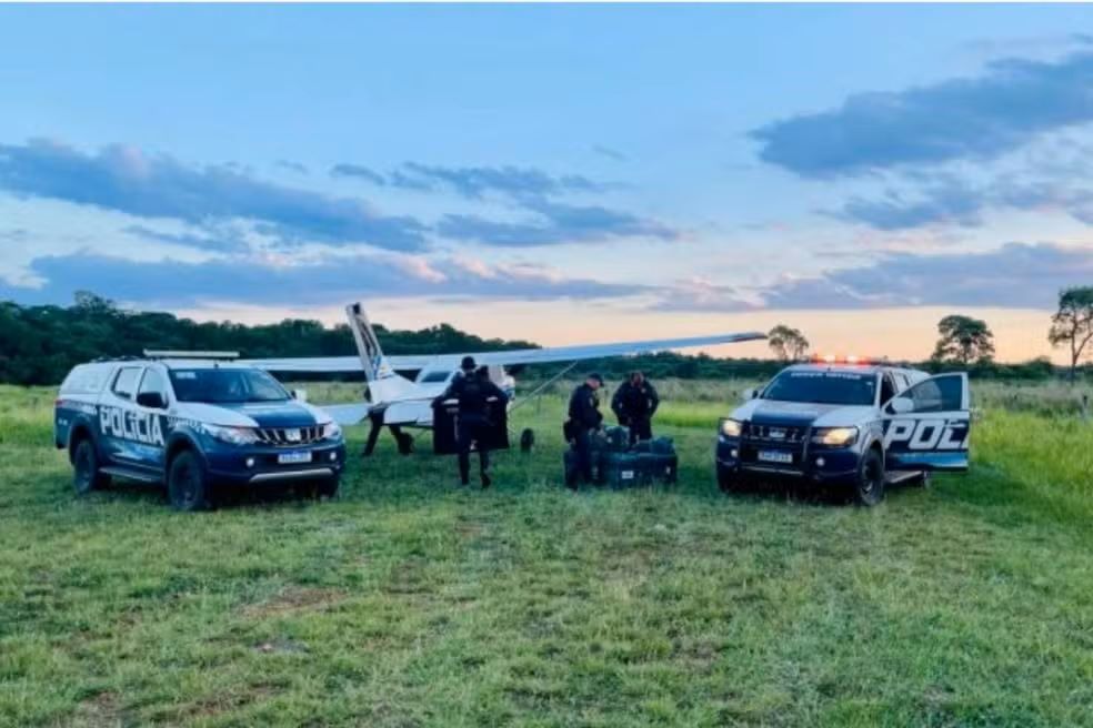 Avião com quase meia tonelada de pasta base de cocaína faz pouso forçado em MS