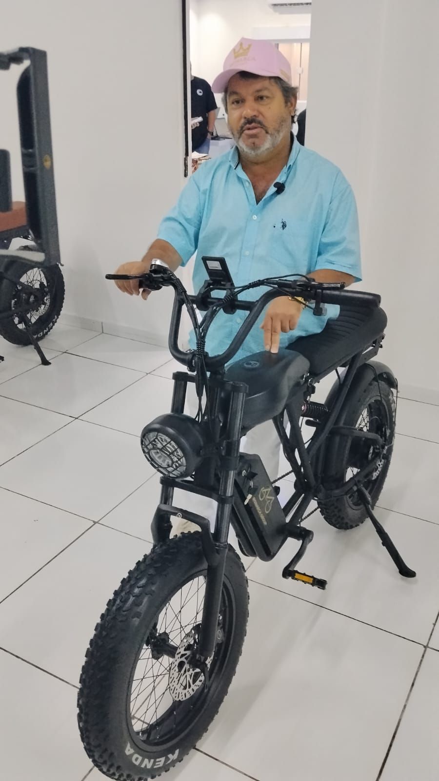 Carlos Bernardo apresenta a moto elétrica Monarca