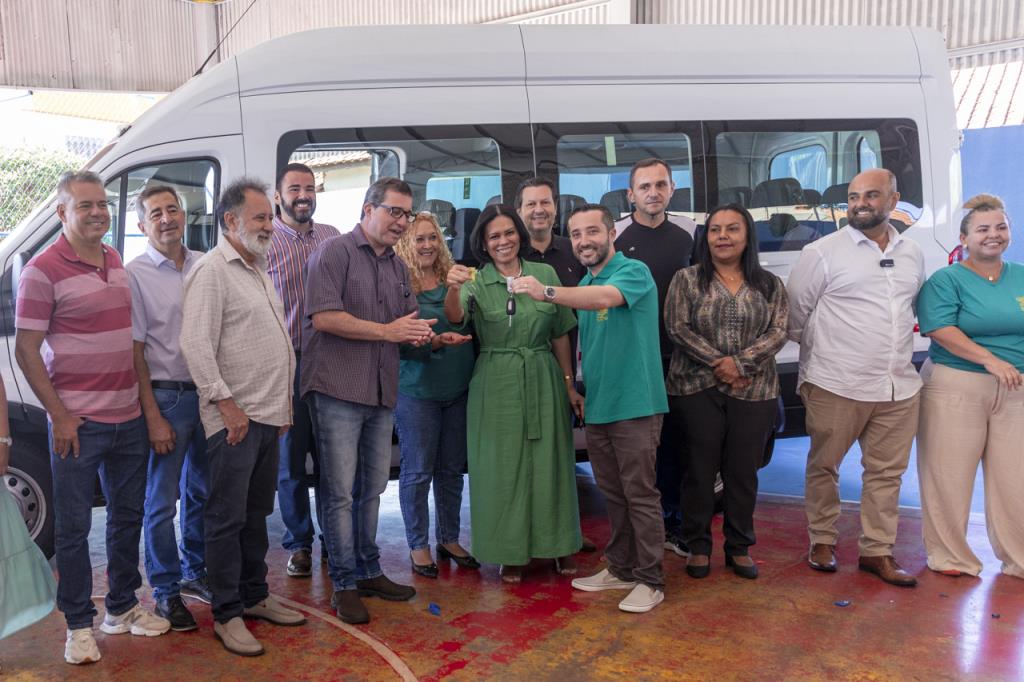Vereadores prestigiam entrega de veículos para a educação