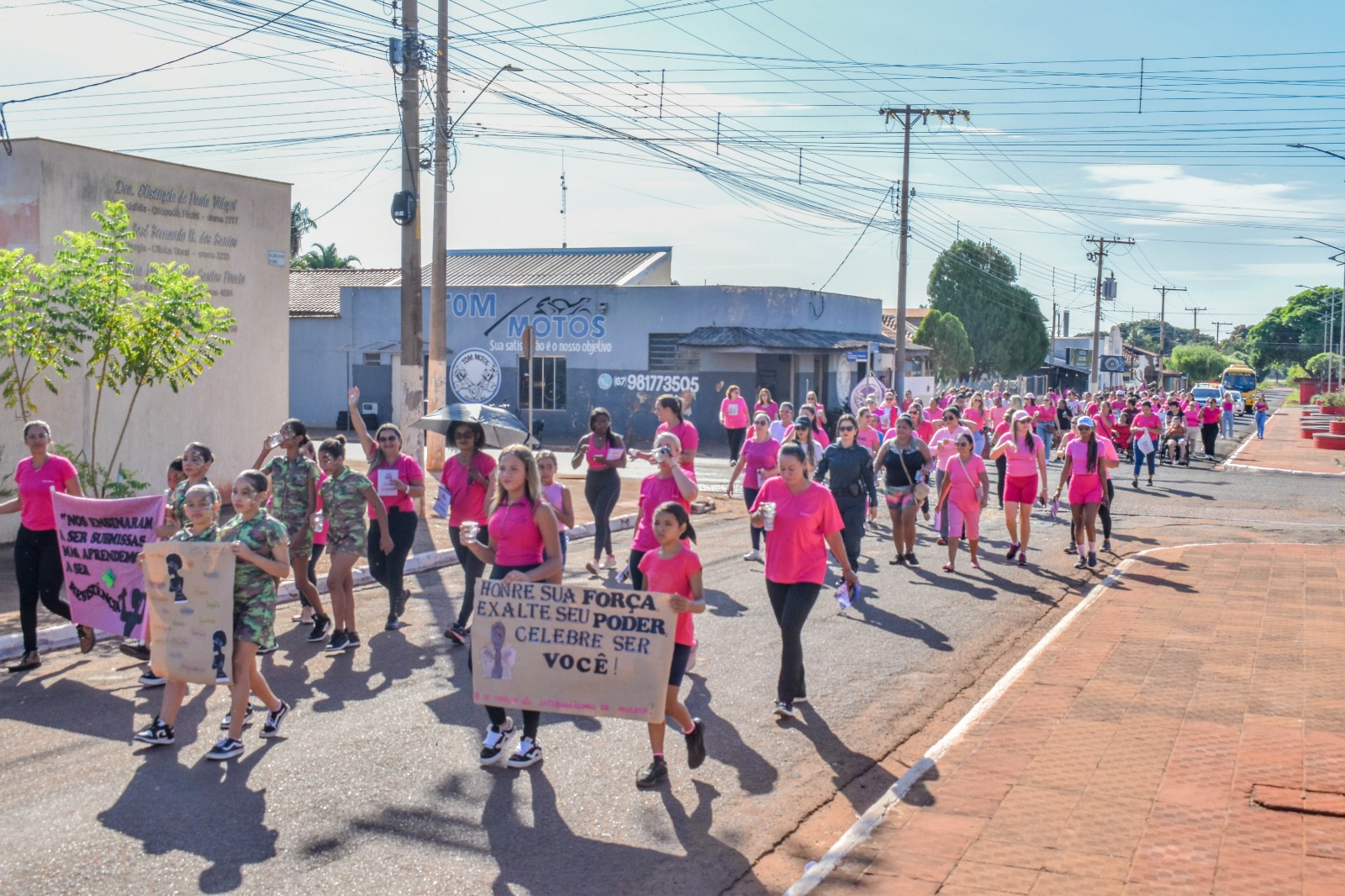 Vestidas de rosa, mulheres participam de caminhada pelas ruas de Selvíria