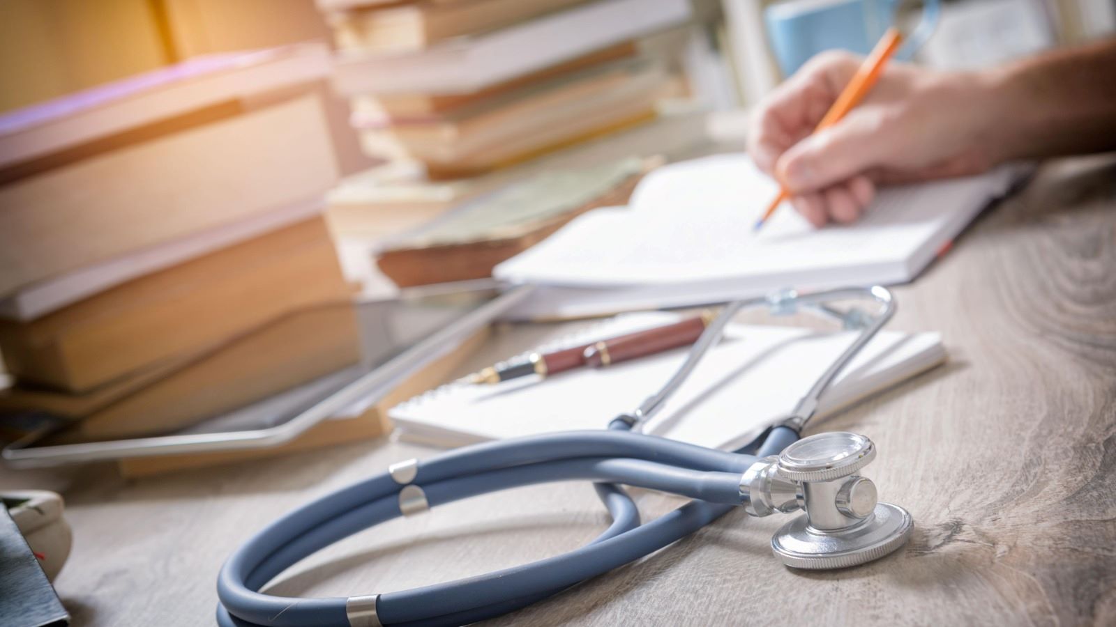 MEC pune mais de 50 cursos de Medicina no  Brasil por baixo desempenho no Enamed 2025