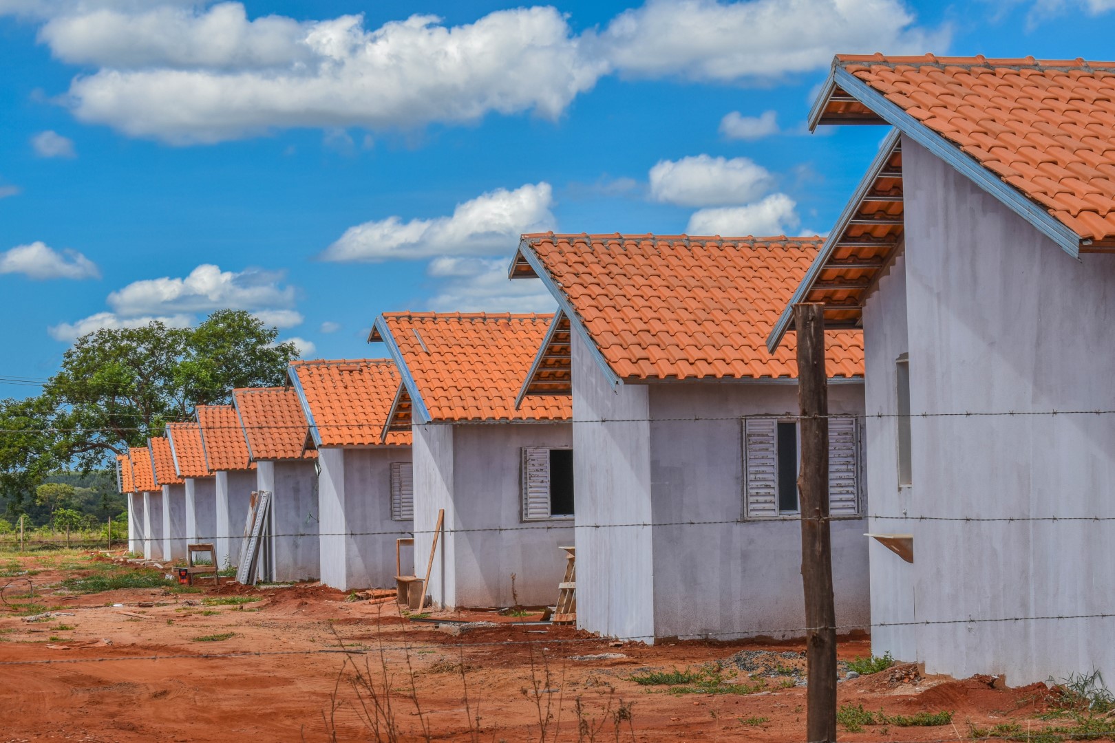 Com implantação de rede elétrica, Prefeitura de Selvíria avança para entregar casas populares