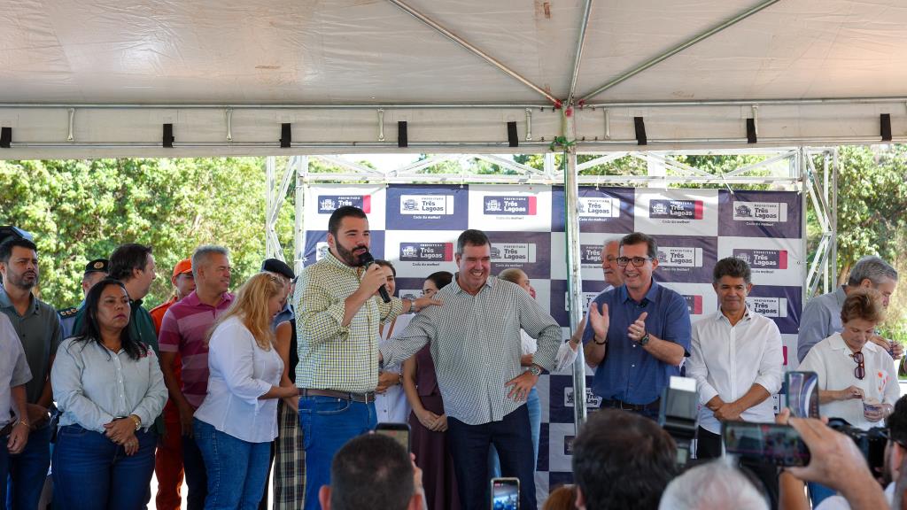 Vereadores prestigiam entrega de 30 casas no Jardim das Violetas III