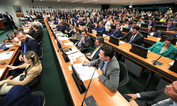 CCJ da Câmara retoma análise do fim da escala 6x1 nesta quarta
