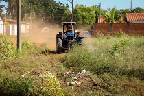 Prefeitura já multou 838 terrenos por falta de limpeza em 2026 e alerta para risco de queimadas urbanas